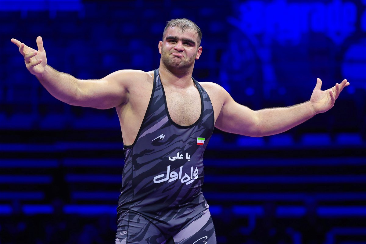 La sensation de lutte iranienne de 25 ans choque le monde en renversant le quadruple champion du monde dans une surprise époustouflante