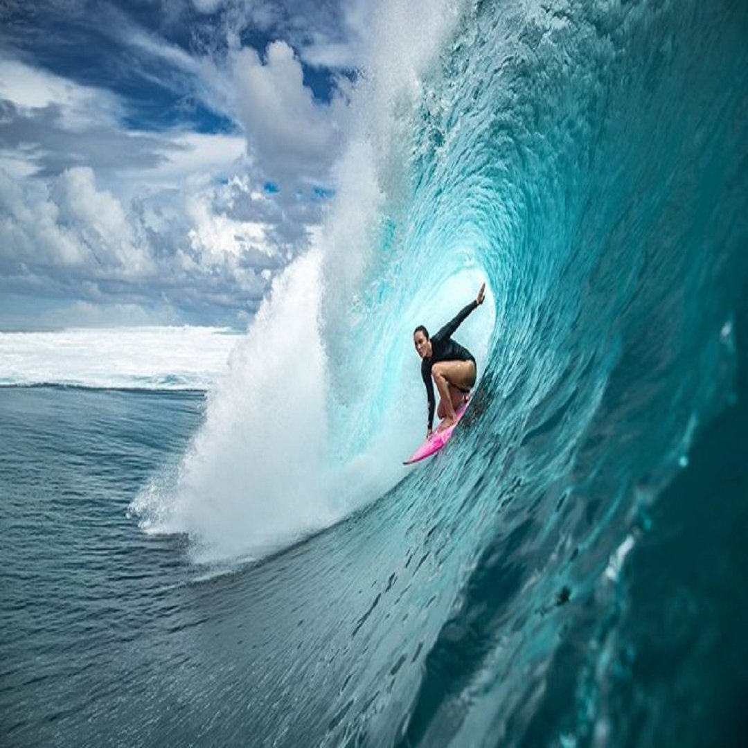 La sensation du surf américain de 22 ans jette son dévolu sur Malibu et surfe sur la vague du succès pour remporter un deuxième triomphe consécutif aux Championnats du monde.