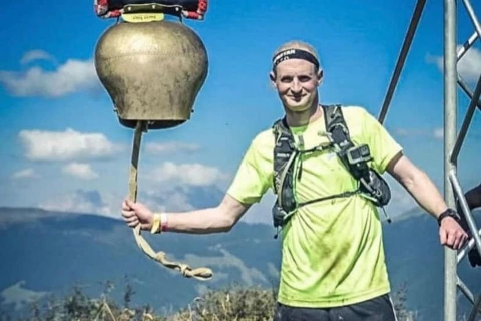 Un alpiniste irlandais de 42 ans perd tragiquement la vie peu de temps après avoir terminé la course aventure Trifecta dans les Alpes autrichiennes