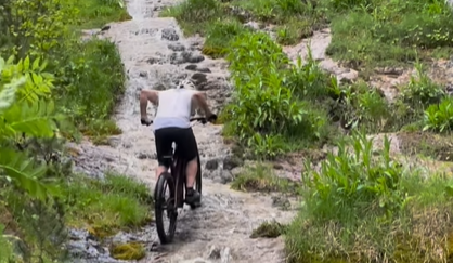 VIDÉO : 32X Trials Champ choque le monde en montant une cascade naturelle en vélo électrique