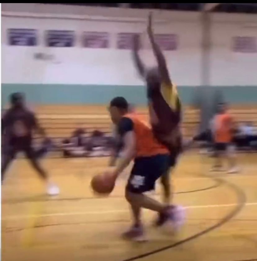 VIDÉO : Une erreur défensive lors d'un match de basket fait atterrir un joueur sur son épaule