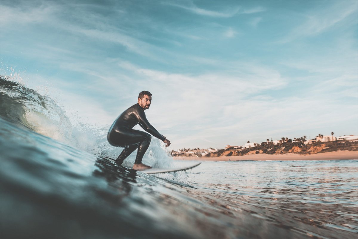 « À bout de souffle » : un passionné de surf américain enregistre un exploit héroïque après avoir sauvé sa chère noyade au large des côtes du New Jersey
