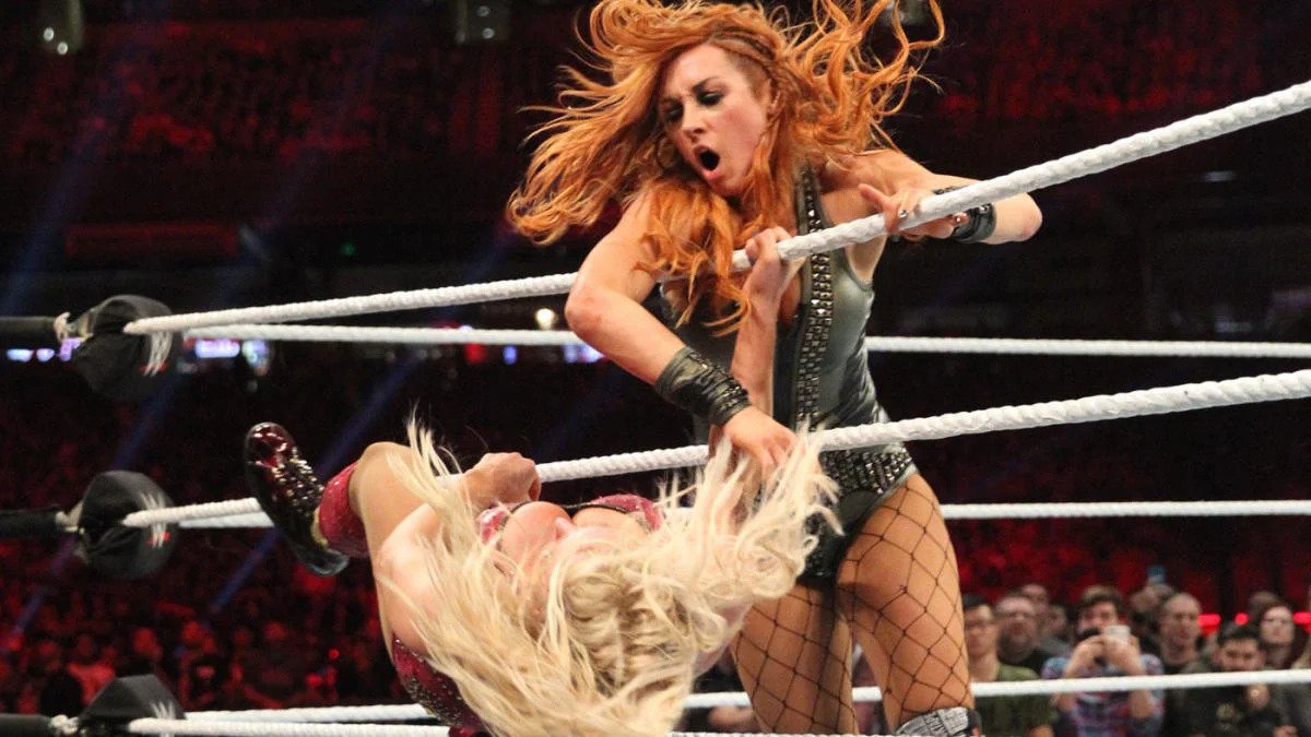 La WWE insuffle de l’humour noir dans la confrontation entre Becky Lynch et Tiffany Stratton avec des armes comiques sans précédent