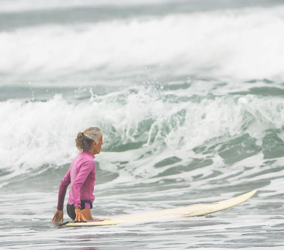 Sensation de surf vétéran de 70 ans, devenue autrefois l'exemple parfait de l'autonomisation des femmes en défiant toutes les normes du sport