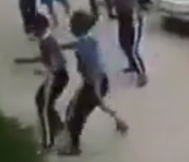 VIDÉO : Un écolier affronte 5 personnes dans un combat de rue et les détruit devant la caméra sous le regard de ses amis