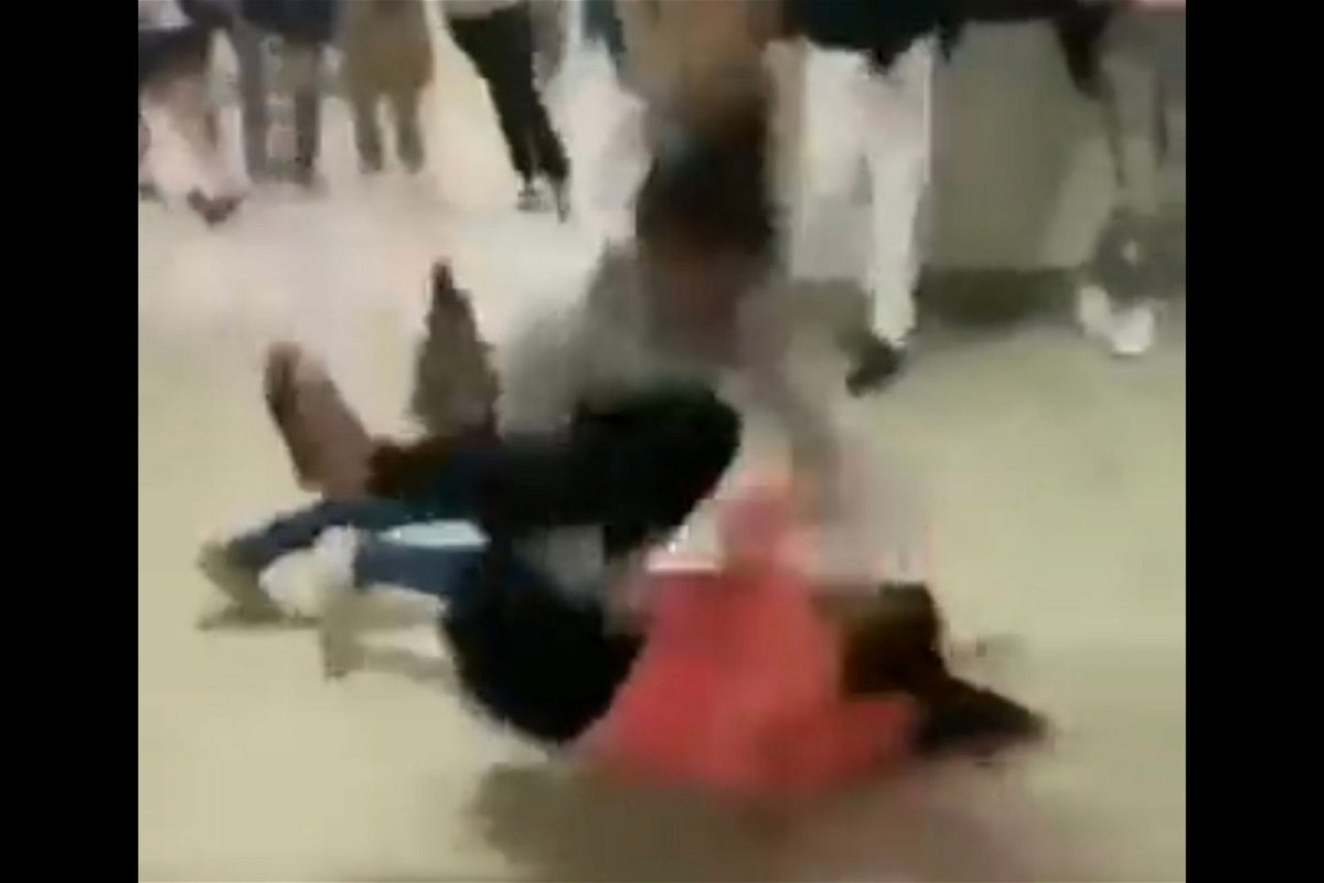 VIDÉO : Une femme est brutalement attaquée à la manière de l'UFC après avoir utilisé des insultes raciales contre son petit ami