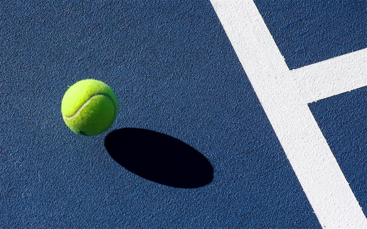 Un ancien professionnel sauve un jeune joueur de tennis victime du